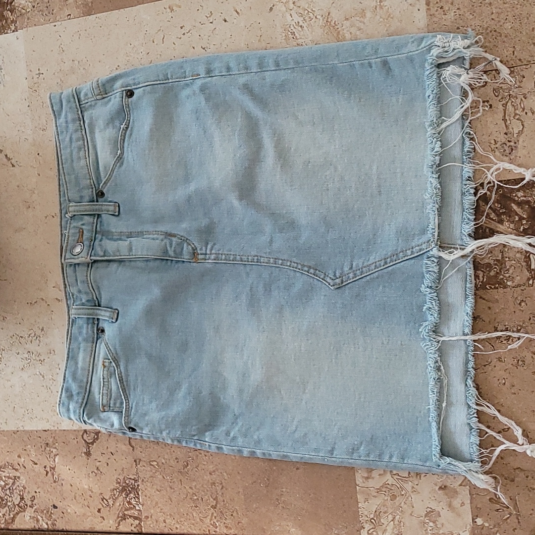 Universal Thread Distressed Light Washed Jeans Skit With Raw Hem. Size 6